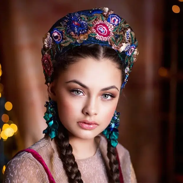 Fabulous Luxury kanssa venäläinen sielu: Kokoshnikov ja Uralin selkeämppien asut
