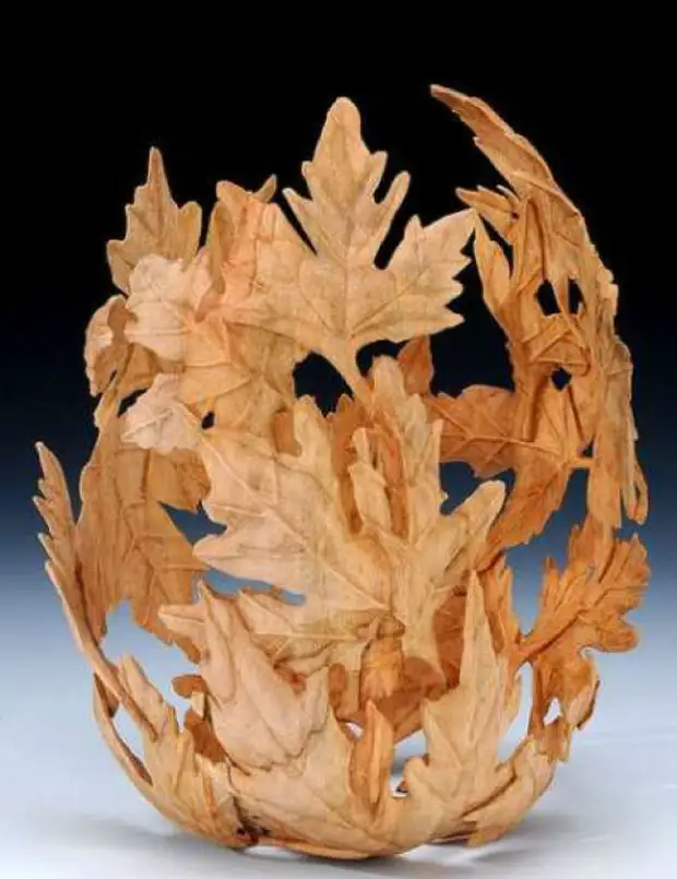 Vaso fatto di foglie di acero.