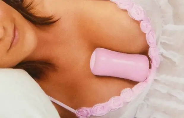 महिलाओं के स्तनों के लिए सभी: छाती विभाजक तकिया।