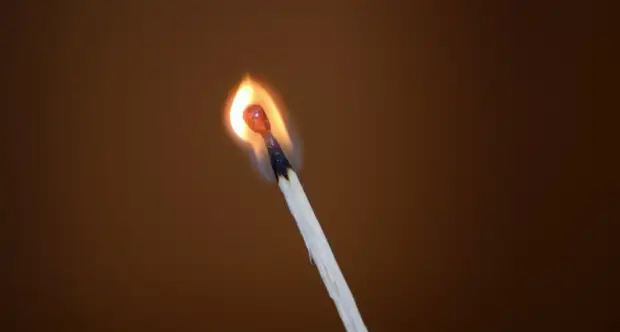 Si të vendosni zjarr në një ndeshje duke përdorur një çamçakëz