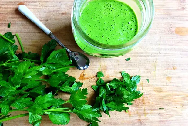 Maskên parsley ji deverên pigment. Recipe Cooking û Meriv çawa serlêdan dike