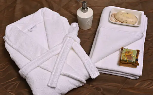 Nos hoteis de luxo, Terry Bathrobes e toallas cambian todos os días.