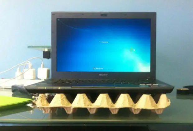 Anggaran nangtung pikeun laptop.