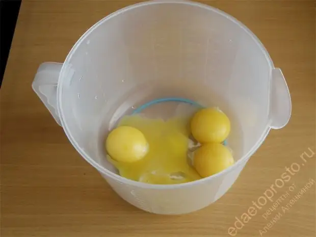 Tujuh kuning telur dari protein. Foto langkah-demi-langkah persiapan Liqueur Bayyliz