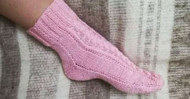 Knit ponožky bez švu na dvoch lúčoch: jednoduché, zaujímavé a vzrušujúce!