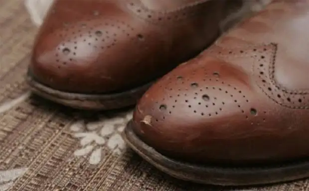 Bolsas de coiro, zapatos e mesmo sofá de coiro levado a nós! Agora os arañazos en zapatos novos xa non son un problema.