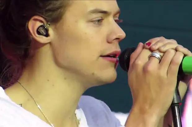 Harry Styles neska guztien idoloak #polishedman promozioa onartzen du