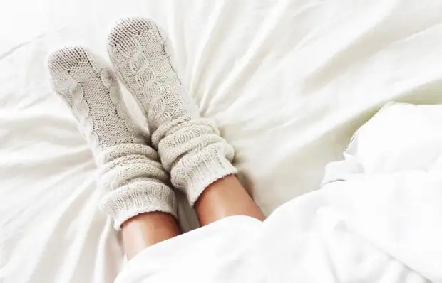 ถุงเท้าบนเตียงที่ต้องการมากกว่าชุดนอน