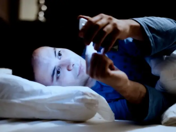 گوشی هوشمند - دشمن خواب سالم، که از آن شما نمی توانید در هر نقطه پنهان کنید