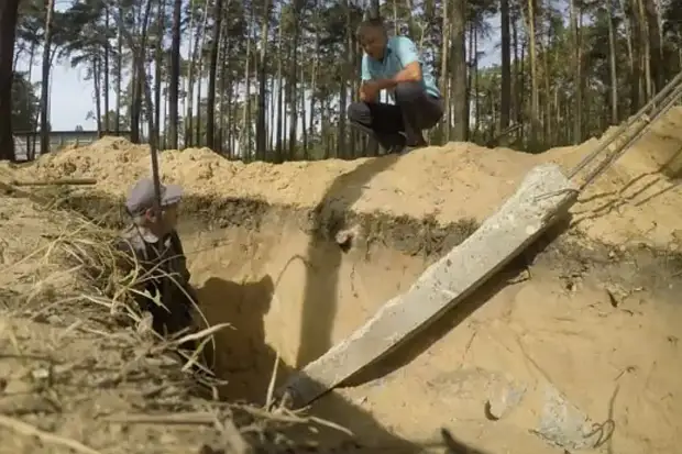 FOTOS EN SOLICITUD Pensionista Abuelo La cerca de trabajo más difícil en el cementerio