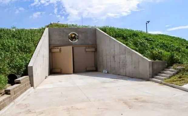 Entrada para o bunker, que se tornou um hotel para 70 pessoas. | Foto: Odditycentral.com.