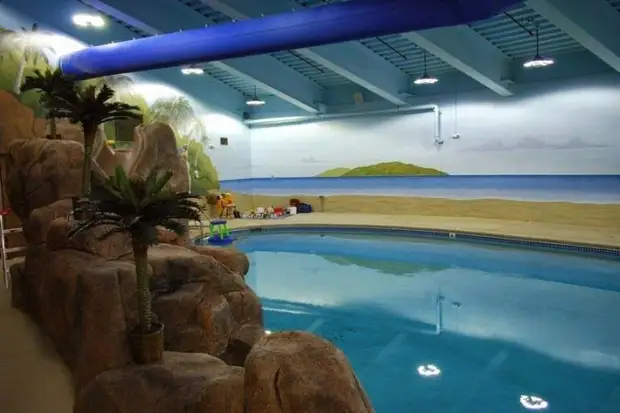 There is even a swimming pool in the underground hostel. | Photo: OddityCentral.com.