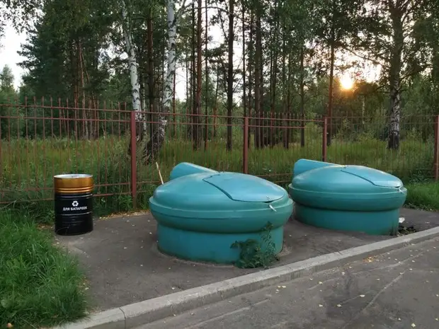 Használt akkumulátorok gyűjtésére szolgáló konténer hordó, akkumulátor, ártalmatlanítás, gyűjtemény, ökológia, hosszú, szétválasztott sündisznó