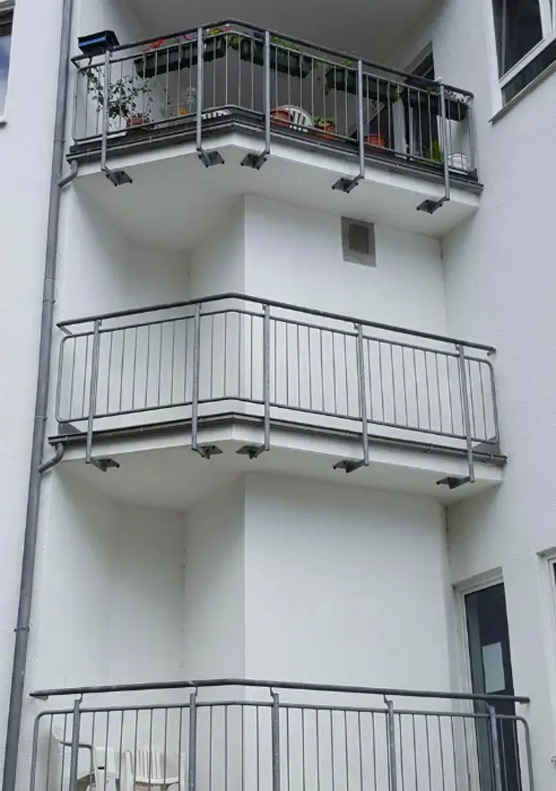 Orihinal na balconies.