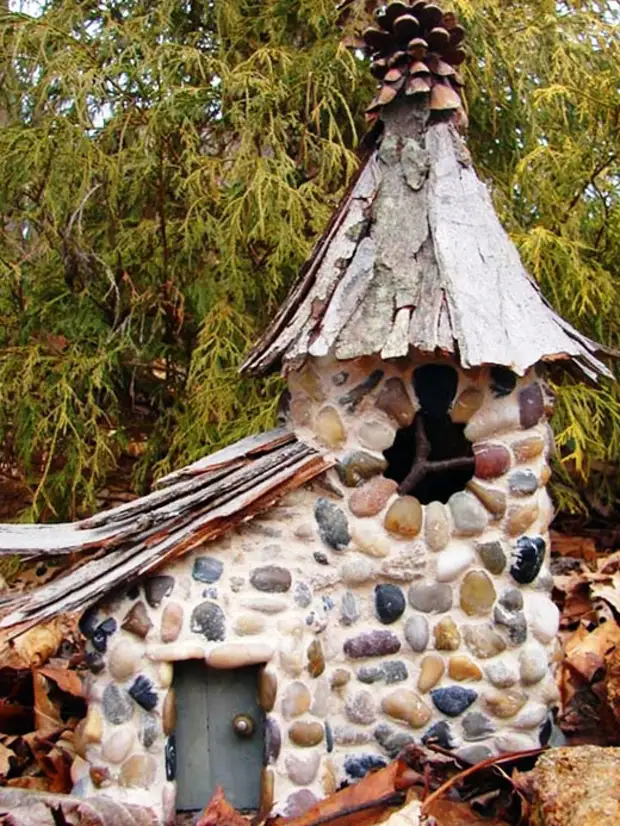 Castello da bottiglia di plastica e pietre. Idea originale per decorazioni da giardino o cottage.