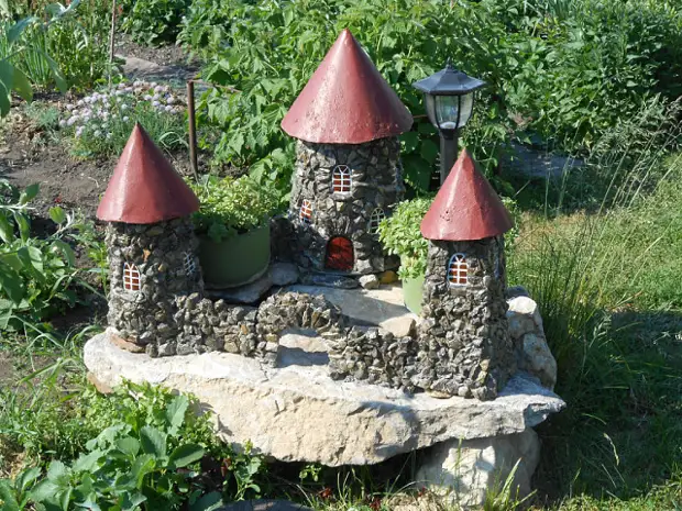 Castell de l'ampolla i les pedres de plàstic. Idea original per a la decoració de jardí o casa de camp.