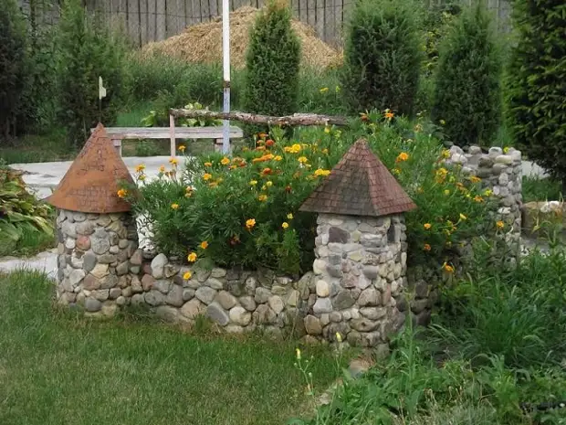 Castell de l'ampolla i les pedres de plàstic. Idea original per a la decoració de jardí o casa de camp.