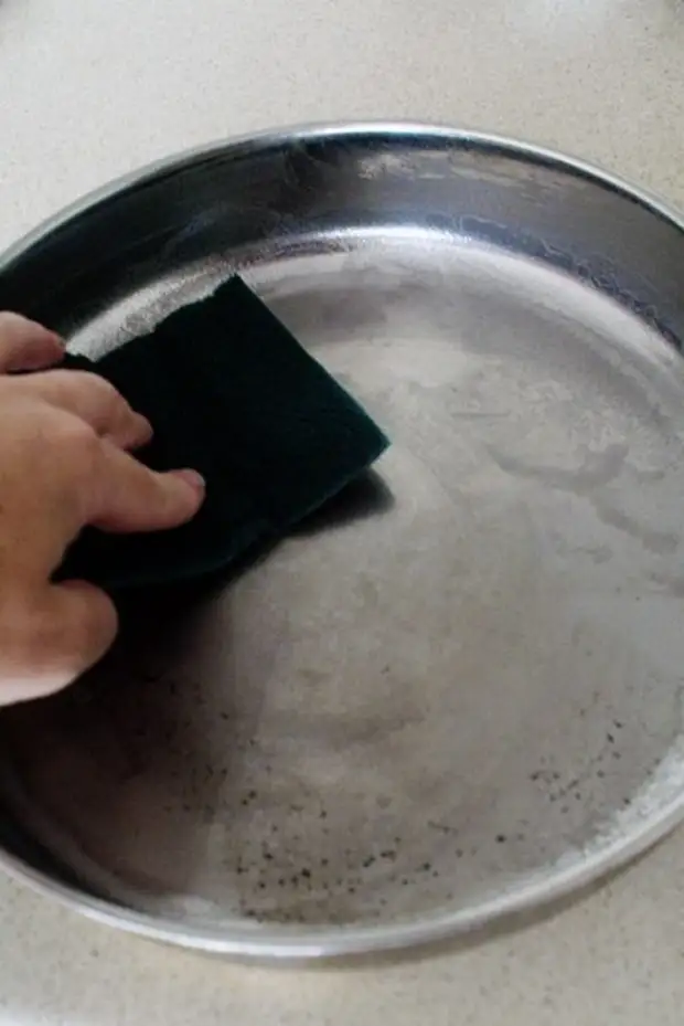 Despeje a mistura de chocalho e com as partículas dissolvidas de Nagara. Lave a frigideira como de costume