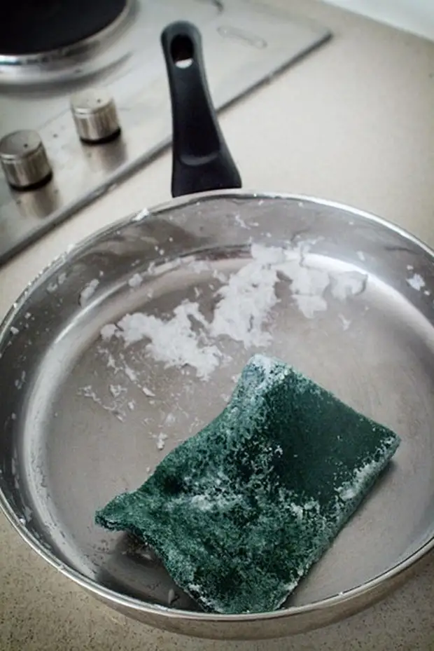 If several stains stubbornly do not want to leave the frying pan, sweeten them with a rigid washcloth with a small amount of soda