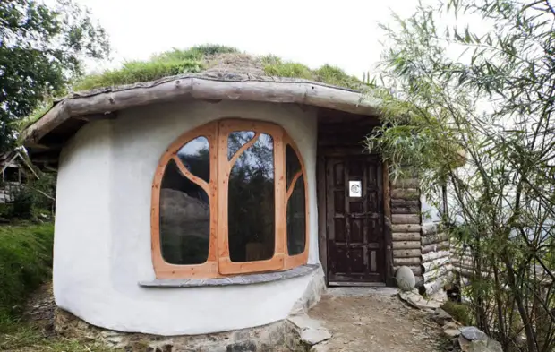 Rumah persendirian yang pasangan itu telah dibina dari bahan semula jadi utama. | Foto: Thesun.co.uk.