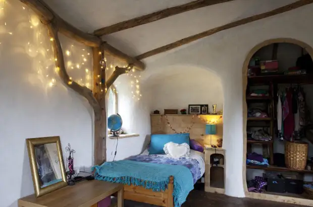 Cozy bedroom in the Hobbit House. | Photo: Thesun.co.uk.