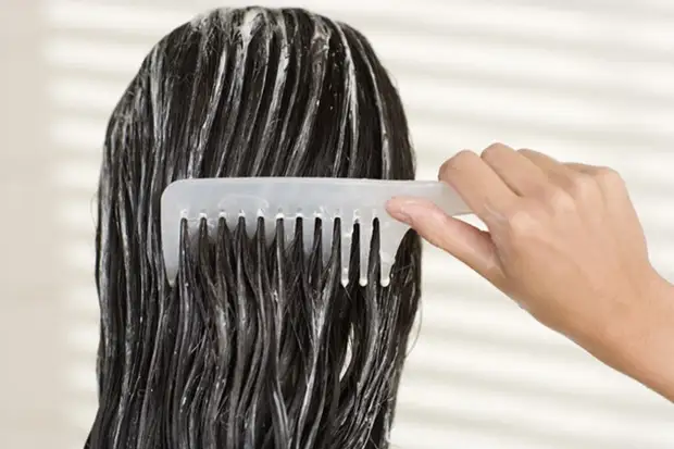 Não é necessário deixar o ar condicionado no cabelo por um longo tempo