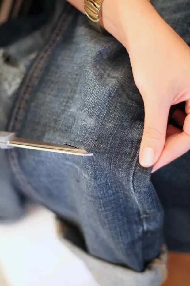 Wie kann man stilvolle zerrissene Jeans machen?