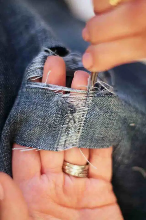 Wie kann man stilvolle zerrissene Jeans machen?