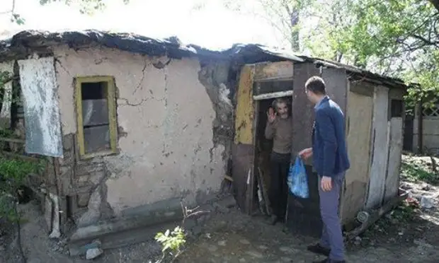 Dous homes construíron unha casa para un ancián, despois das fotografías da súa vivenda en ruínas espalladas en internet!