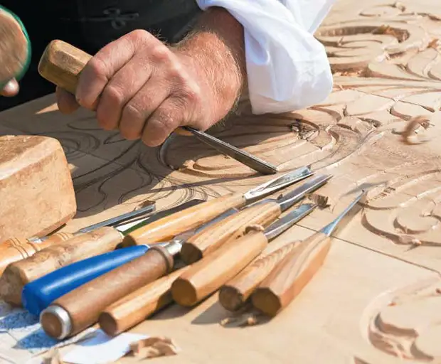 Wood carving: Yuav ua li cas ua cov cuab yeej koj tus kheej