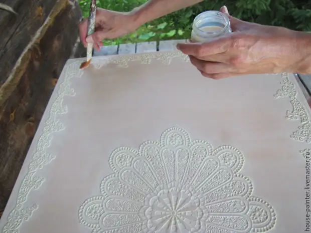 Master namin ang simpleng pamamaraan ng paglamlam at dekorasyon ng isang lacquered table