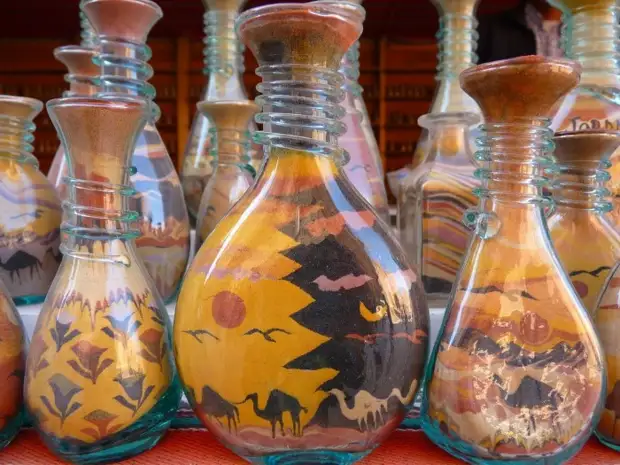 Decorative filling of colored salt of glass vessels