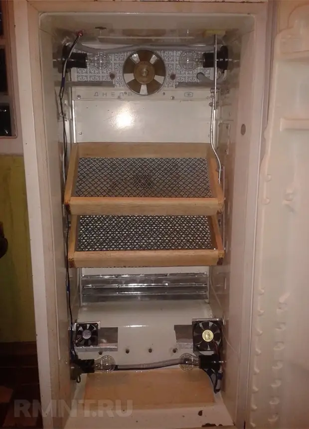 Inkubators no vecā ledusskapja