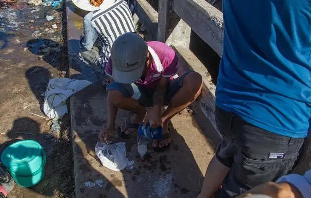 Як ловлять рибу пластиковими пляшками в'єтнамці (7 фото)