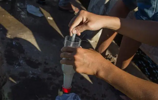 Kā noķert zivis ar vjetnamiešu plastmasas pudelēm (7 fotogrāfijas)