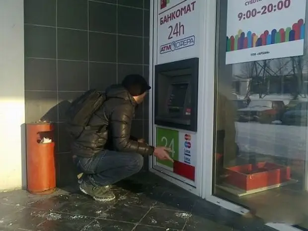 Hoe kinne jo jild meitsje yn in ATM?