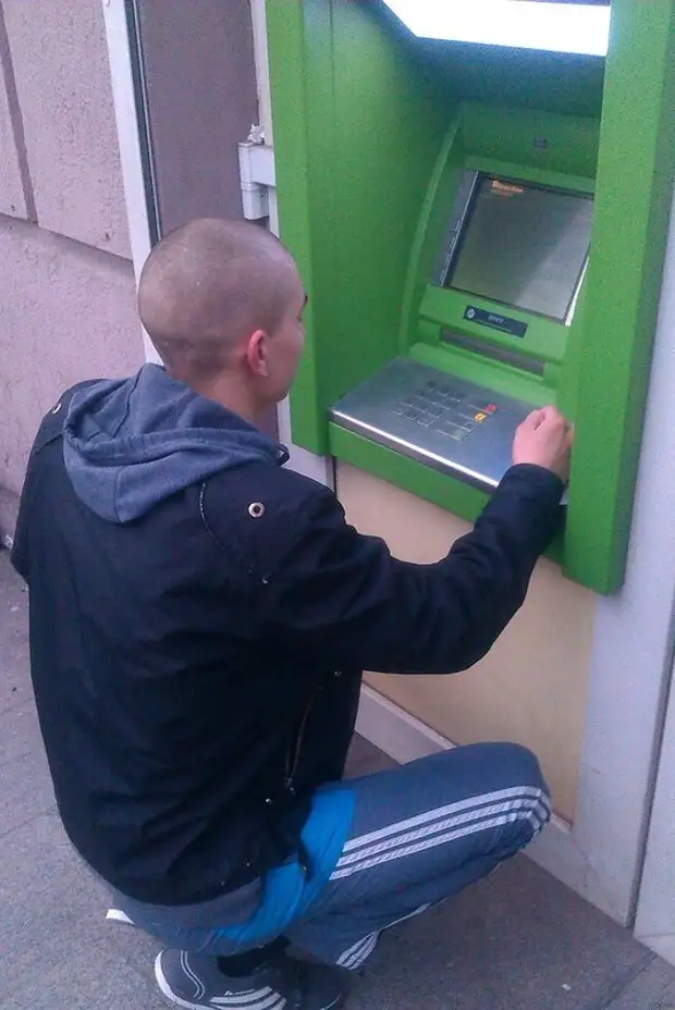 Hoe kinne jo jild meitsje yn in ATM?