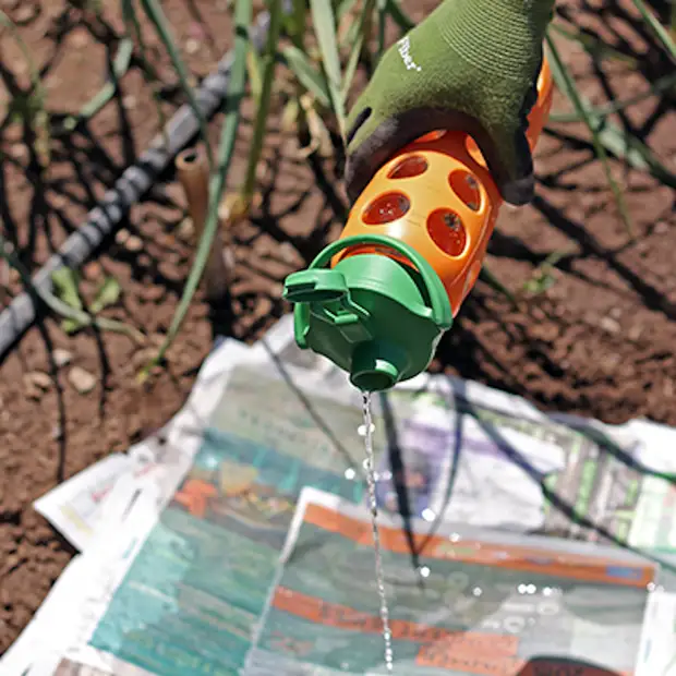 Aide à la lutte contre les mauvaises herbes. Lorsque l'impression papier absorbe tous les éléments de la peinture qui tue les mauvaises herbes du journal, des astuces cool, du traitement, des astuces utiles, une photo pouvant être faite