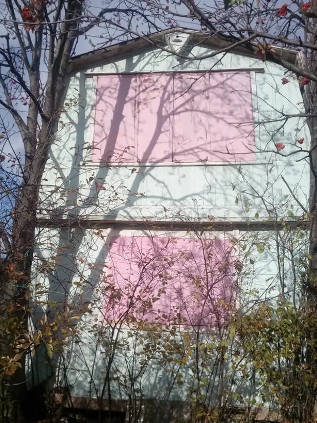 Och utanför huset ser nu ut så här (vi målade det i en mint och rosa, med hjälp av rullar för 50 rubel. Och varade vikning):