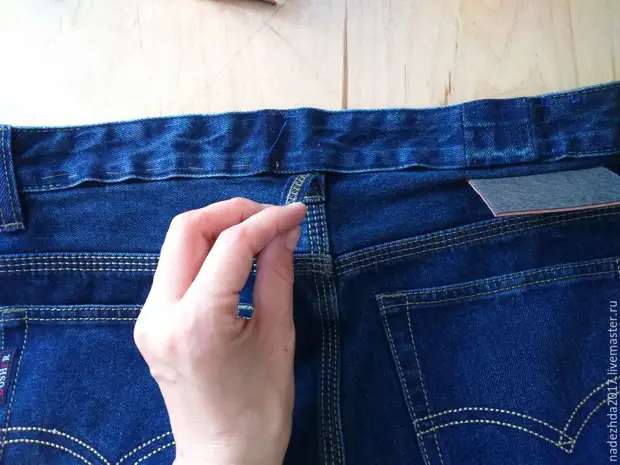 Hoe kinne jo it folume fan jeans yn 'e taille ferheegje