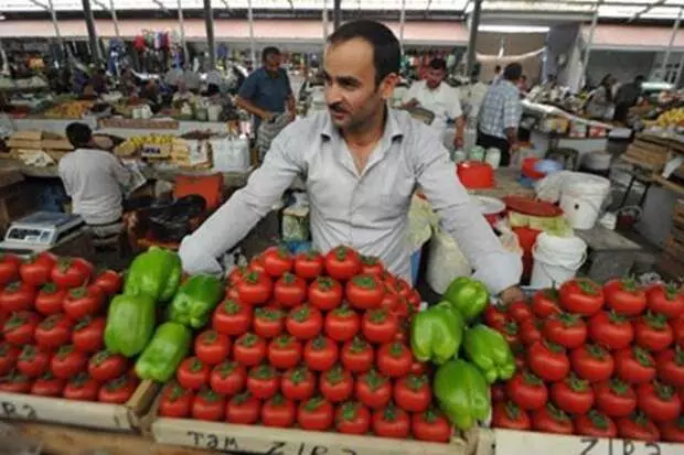 Doamna de pe piață a cerut o reducere georgiană. Ca răspuns, el a emis astfel ...