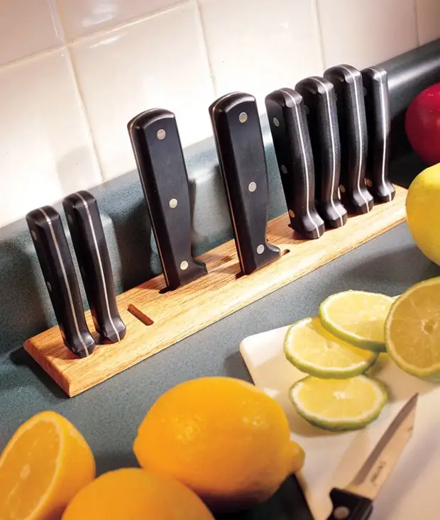 Praktisch platzieren Messer in einer Tafel mit Slots Photo in einer Tafel