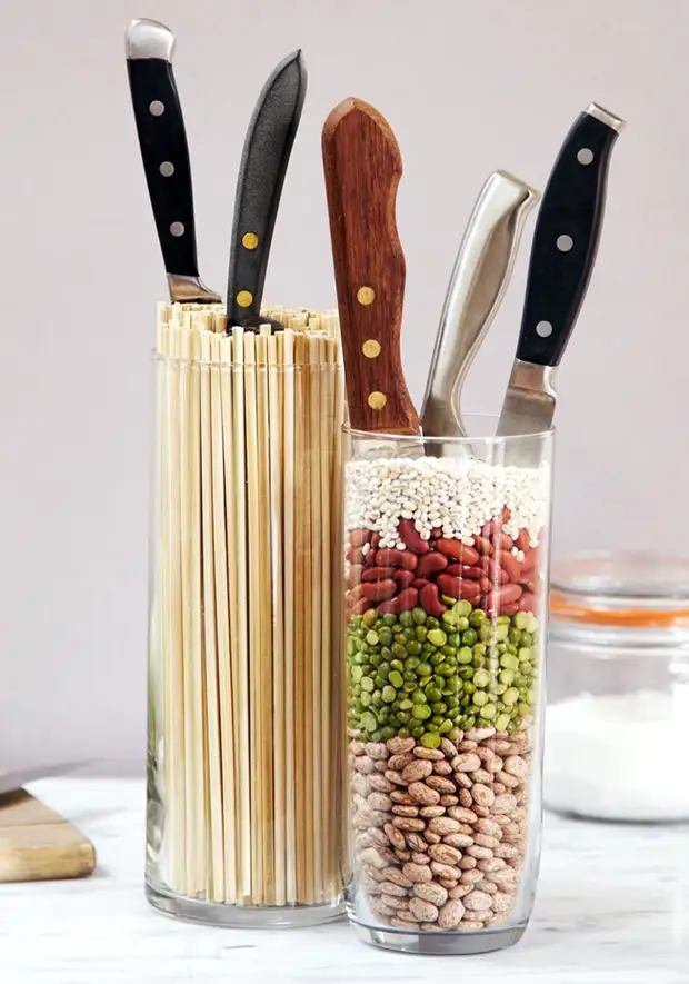 Convenient storage of knives in jars with vermicelline or beans Photos
