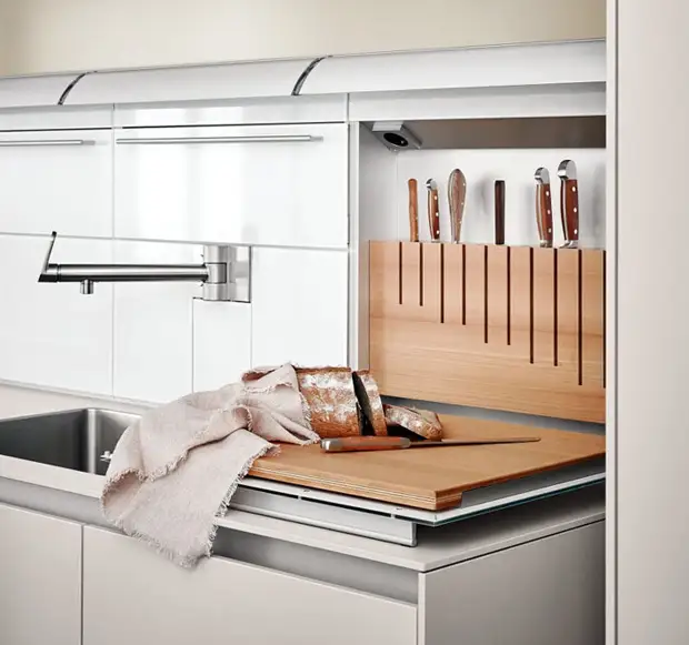 Maneira vertical de armazenar facas na foto da cozinha