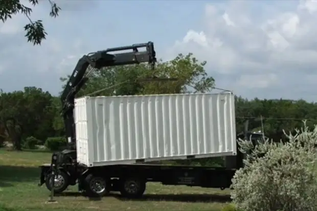 Containerlevering waaruit de kelder later werd gemaakt.