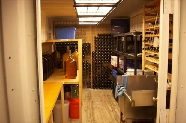 Wine Cellar diperbuat daripada bekas.