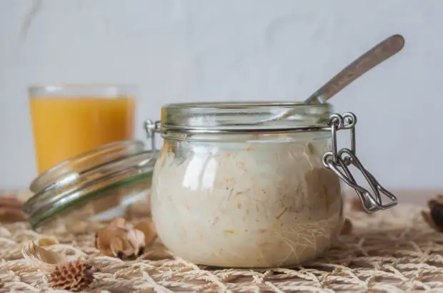 Tasty and fast breakfast: lazy oatmeal in a jar