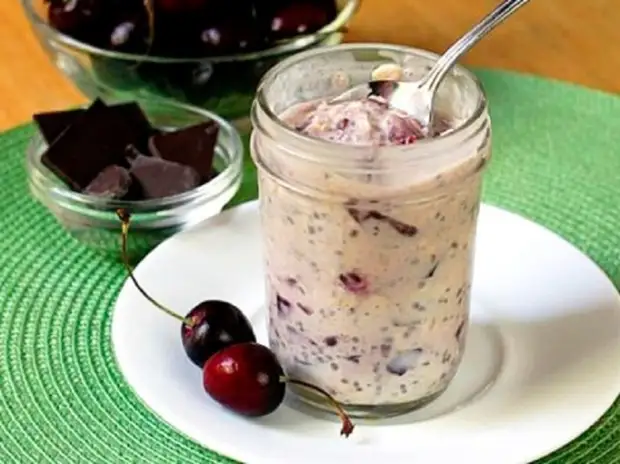 Tasty and fast breakfast: lazy oatmeal in a jar