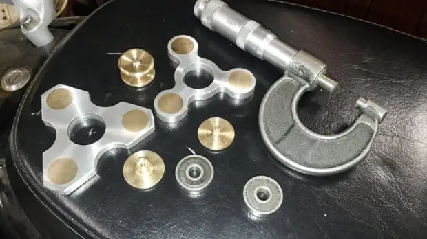 အဆိုပါ bearing ၏ဗဟိုသို့ screw နှစ်ခုလုပ်။ အလိုအလျောက်, ကစားစရာ, အိမ်လုပ်, သင်ကိုယ်တိုင်, spinner, machine, turner, ကြိတ်စက်