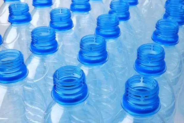 L-aqwa 10 modi kif terġa 'tuża fliexken tal-plastik